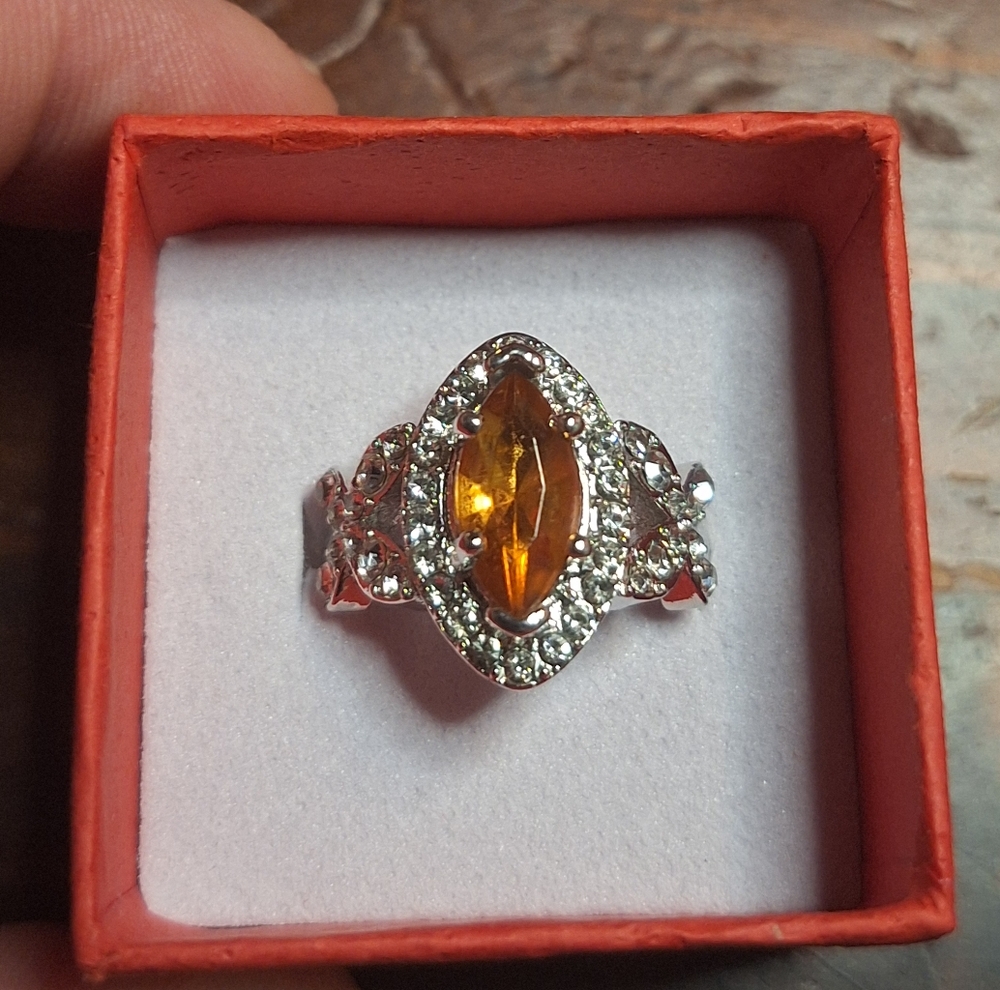 Beautiful pinkish orange horse eye cut ring size 7